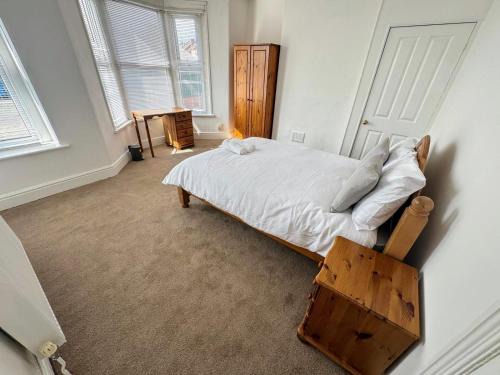 Spacious Private Room - 9 Minutes from Central Bristol