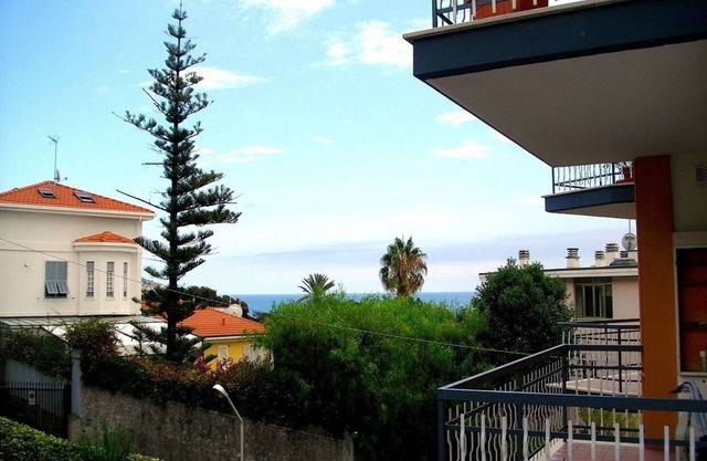Spacious, quiet and bright vintage apartment overlooking the sea and mountains