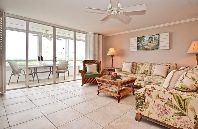 Spacious & Quiet at Fishermans Haven on Siesta Key. Private Beach, Heated Pool, Fish on the Bay. FH6