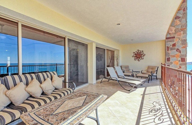 Spacious Remodeled 2 Bedroom 2 Bath Overlooking the Sea of Cortez