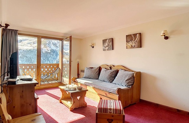 Spacious & Renovated Apartment · Near Slopes · Sauna & Hammam · WIFI · Balcony · 6 Guests