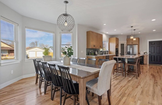 Spacious Retreat 5BR | 4BA, 2 Kitchens + Game Room