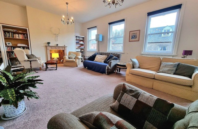Spacious Retreat with River Views n/Peak District