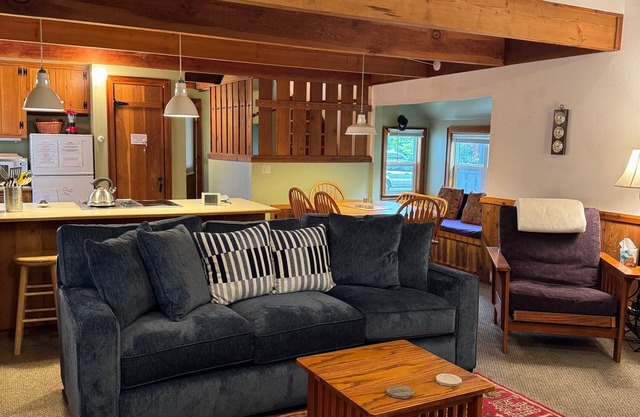 Spacious Riverfront Cabin, Eco-Friendly, Fireplace, Dogs welcome. Summer Pool.
