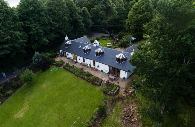 Spacious Riverside Cottage Perfect For Families, groups,pets. * NEW HOT TUB*
