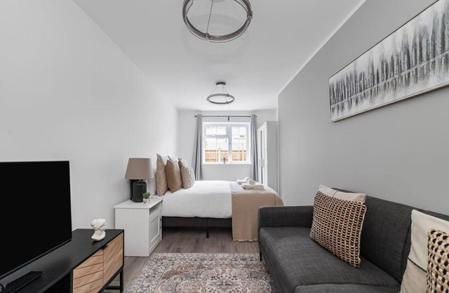 Spacious Room In Morden