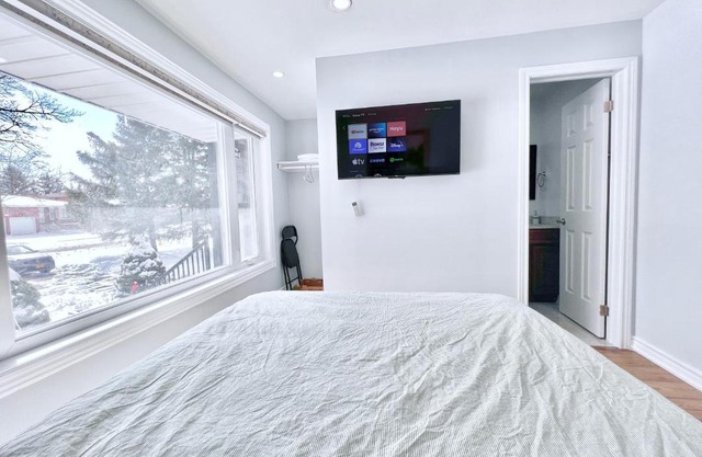 Spacious Rooms with Bath Near Wonderland & Vaughan Mills Mall