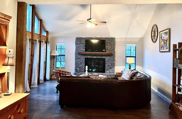 Spacious rustic retreat with fireplace, outdoor ambiance close to hiking trails.