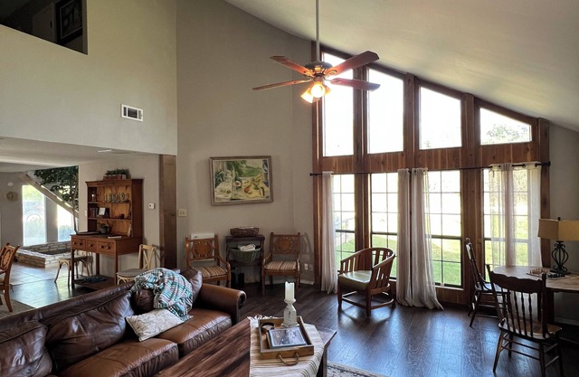 Spacious Rustic Retreat with Animals. Sleeps 10. Close to COTA & Bastrop