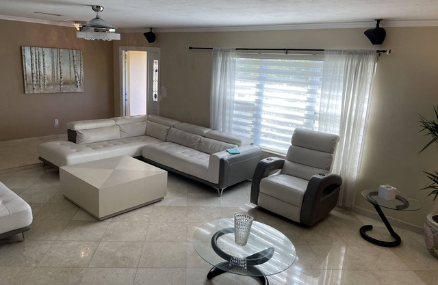 spacious secluded pool home Miami. close to night life downtown Dadeland