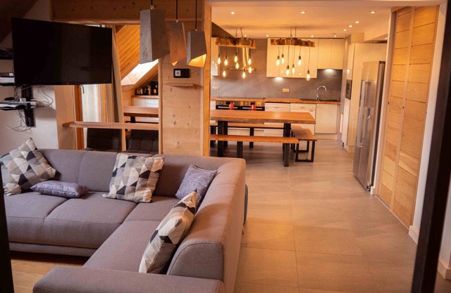 Spacious south facing ski apartment with WIFI, 6 bed/4bath duplex. Stunning view