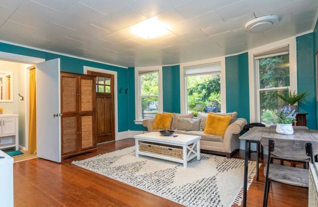 Spacious Spunky Multi-Level Unit Near Fremont – Perfect for Your Seattle Getaway!