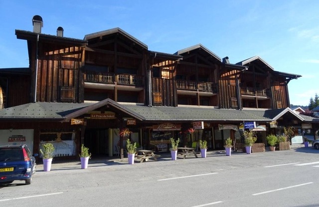 Spacious Studio Duplex in Les Gets - Sleeps 6, Garage, Near Slopes and Shops
