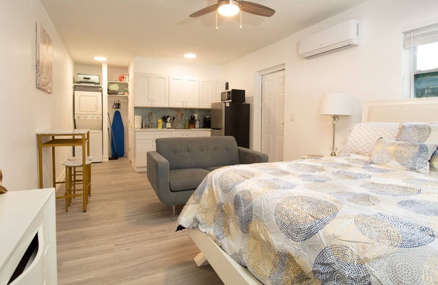 Spacious Studio minutes from Busch Gardens