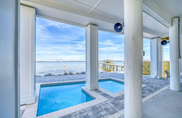 Spacious & Stunning Waterfront 5-bedroom house w Pool, AC in amazing Gulf Breeze