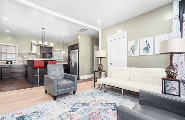 Spacious & Stylish 2-Bedroom Retreat, King Bed, Shared Gazebo