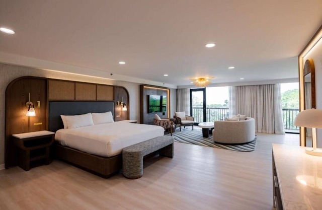 Spacious Suite with Balcony! Pools, Beachfront Location, Pets are Welcome!