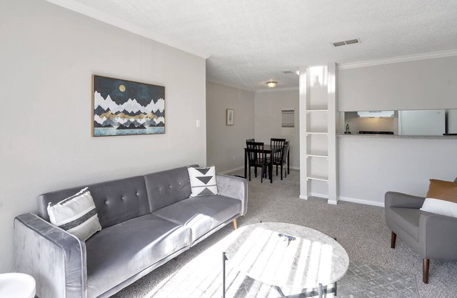 Spacious Suite next to Midland Airpark