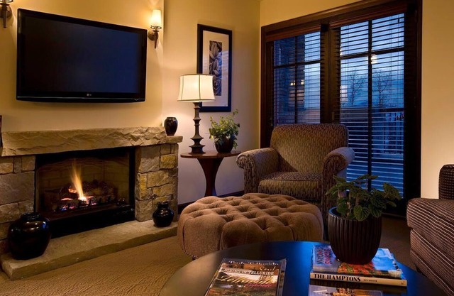 Spacious Suite w/Gas Fireplace, Private Balcony, and Soaking Tub