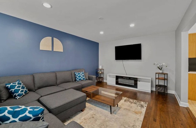 Spacious, Sunny and Clean Apartment 25 min from Downtown Chicago