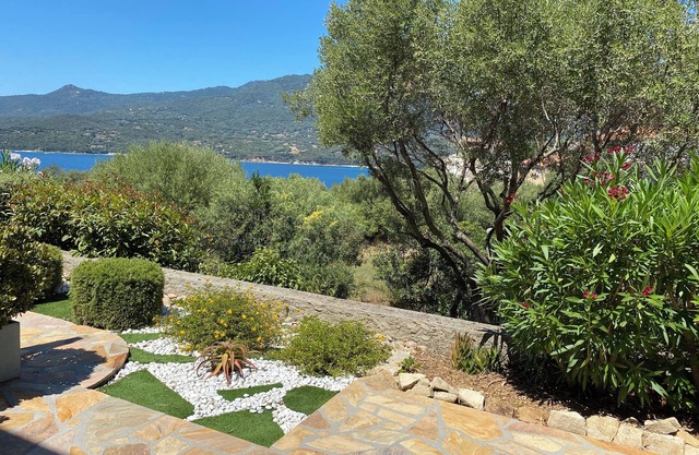 Spacious T3 in villa, quiet, sea view, garden, 8 minutes from the beach and Propriano center