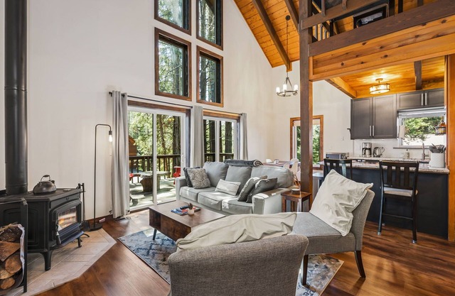 Spacious Tahoe Donner Home w/2 Car Garage, HOA Amenity Access, Close to Skiing!