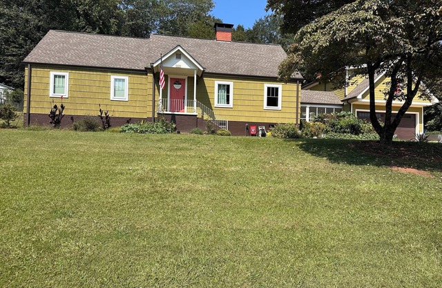Spacious Tailgate Haven-3-bedroom house with outdoor entertaining space-sleeps 8
