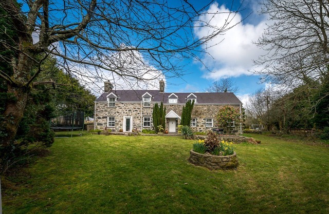 Spacious Three Bedroom Holiday Cottage Near Criccieth | Dulwyn