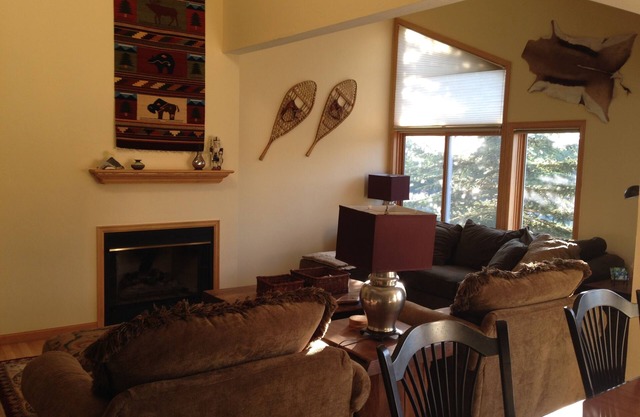 Spacious Town Home 3 BR/3.5 BA with Mountain Views!