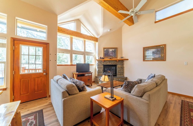 Spacious Townhome + Deck & Views 427