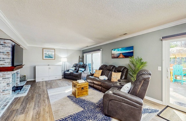 Spacious townhome w/balcony, desk + monitor, W/D & near beach