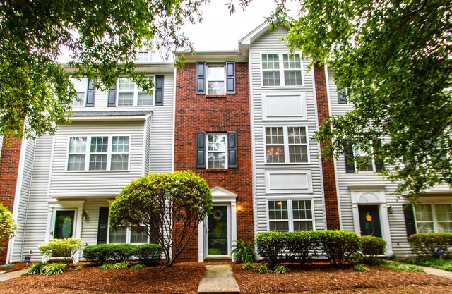 Spacious townhouse near Lake Norman in fantastic neighborhood