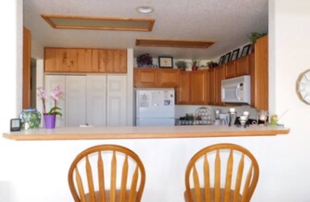 Spacious tri-level townhome with attached garage! Comfortably sleeps 9!
