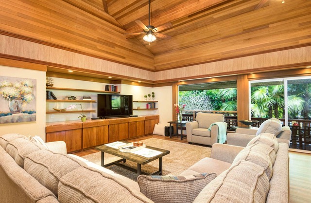 Spacious tropical getaway with lanais - just steps from the ocean