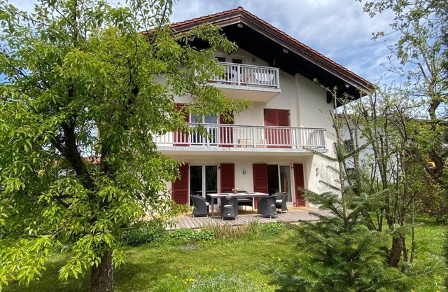 Spacious vacation apartment with terrace and garden