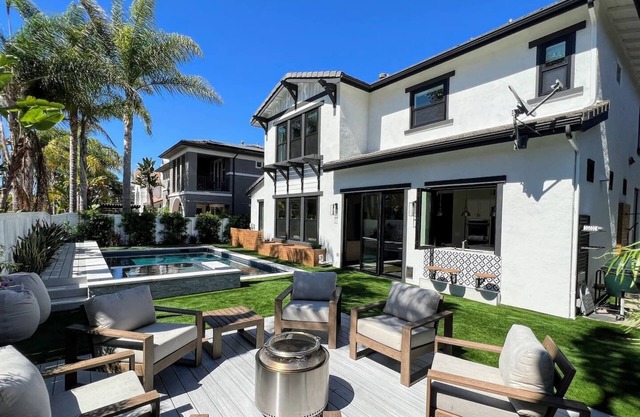 Spacious Vacation Home 5 Min Drive From The Beach