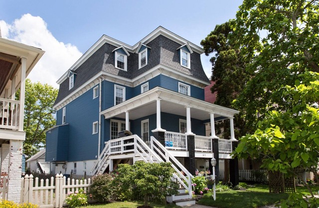 Spacious Victorian Main House with Luxury Kitchen in Beautiful Historic District
