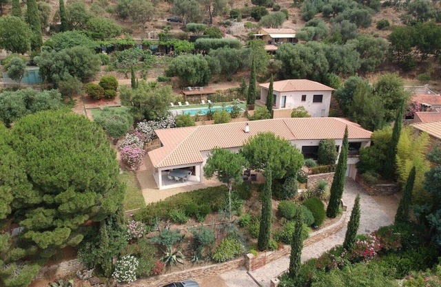 Spacious villa with sea view and heated pool