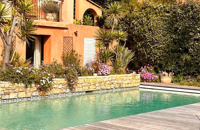 Spacious villa in Carqueiranne for 10 people, near the sea