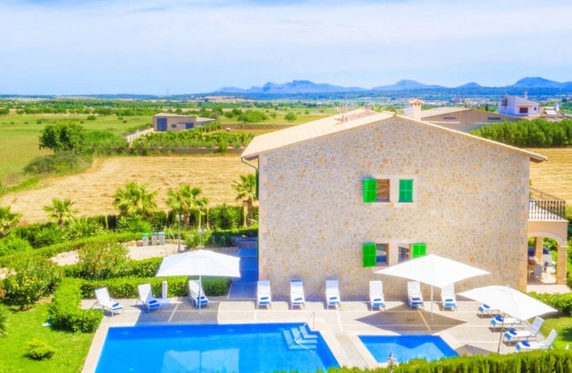 Spacious villa in the heart of the island.