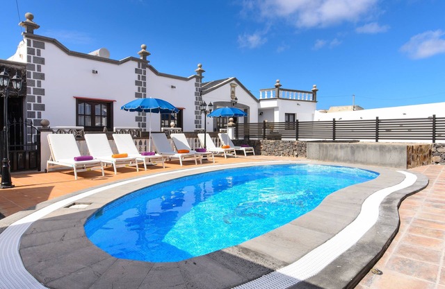 Spacious Villa "Las Calderetas" with Mountain View, Wi-Fi, Terrace & Pool