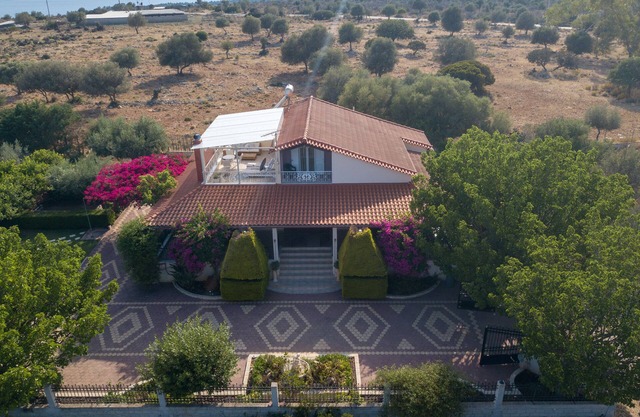 Spacious Villa with heated pool that becomes indoor