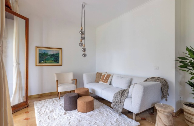 Spacious Villa with Pool, BBQ and Tennis Courts