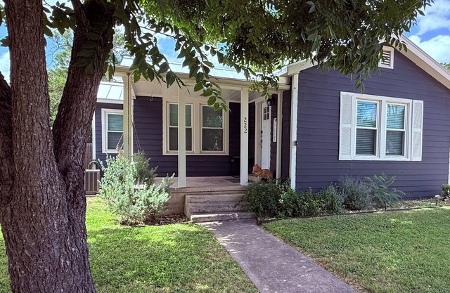 Spacious Vintage Gem - Big Yard - Close to Downtown & Schreiner - Dogs Welcome!