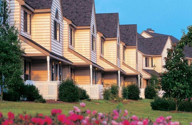 Spacious W'burg 4BDR/4BA townhome lockout for 12, near attractions. Great value.