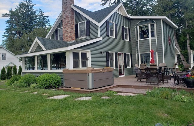 Spacious Waterfront Home In Thousand Islands!