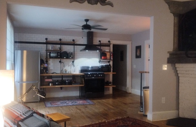 Spacious West End Atlanta studio with chefs kitchen, exotic bath, porch and WiFi