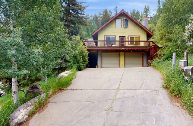 Spacious West Vail condo near shuttle w/shared hot tub, washer/dryer