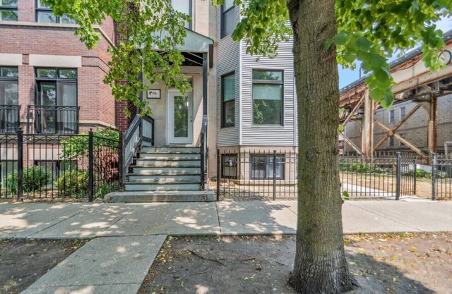 Spacious Wrigley Duplex | Large Entertainment Room