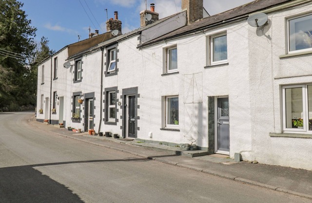 SPARROW COTTAGE, pet friendly, character holiday cottage in Keswick